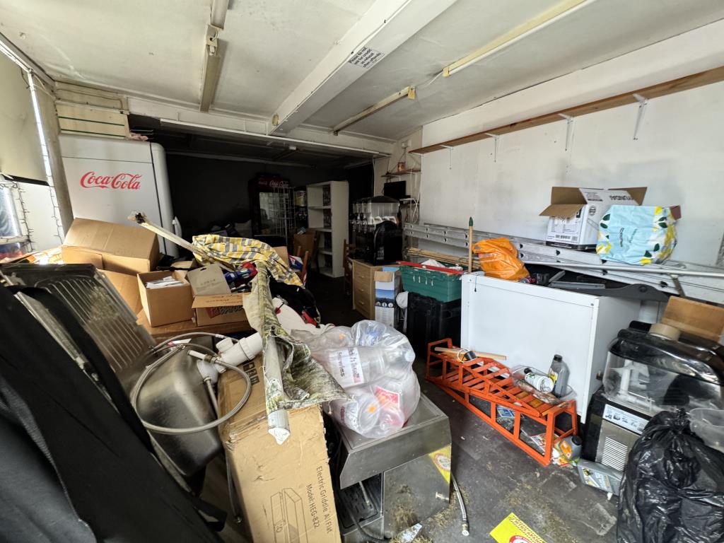 Lot: 14 - COMMERCIAL PREMISES WITH ONE-BEDROOM MAISONETTE - Front shop space